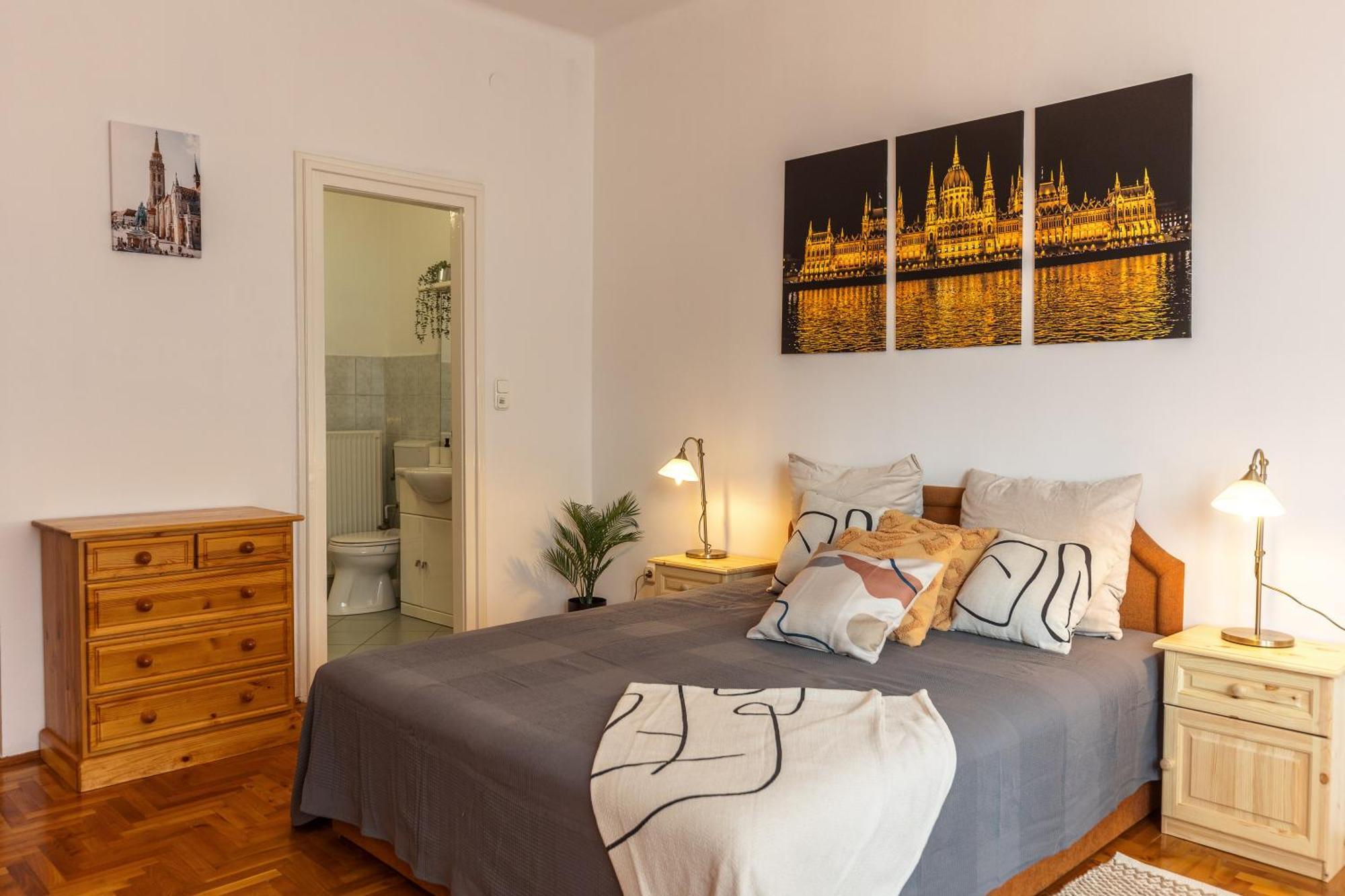 Bright & Spacious Riverside With Balcony Apartmán *