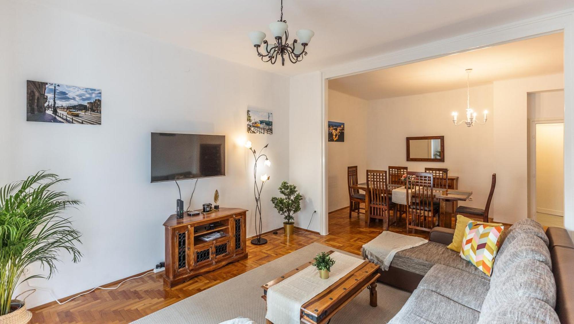 Bright & Spacious Riverside With Balcony Apartmán