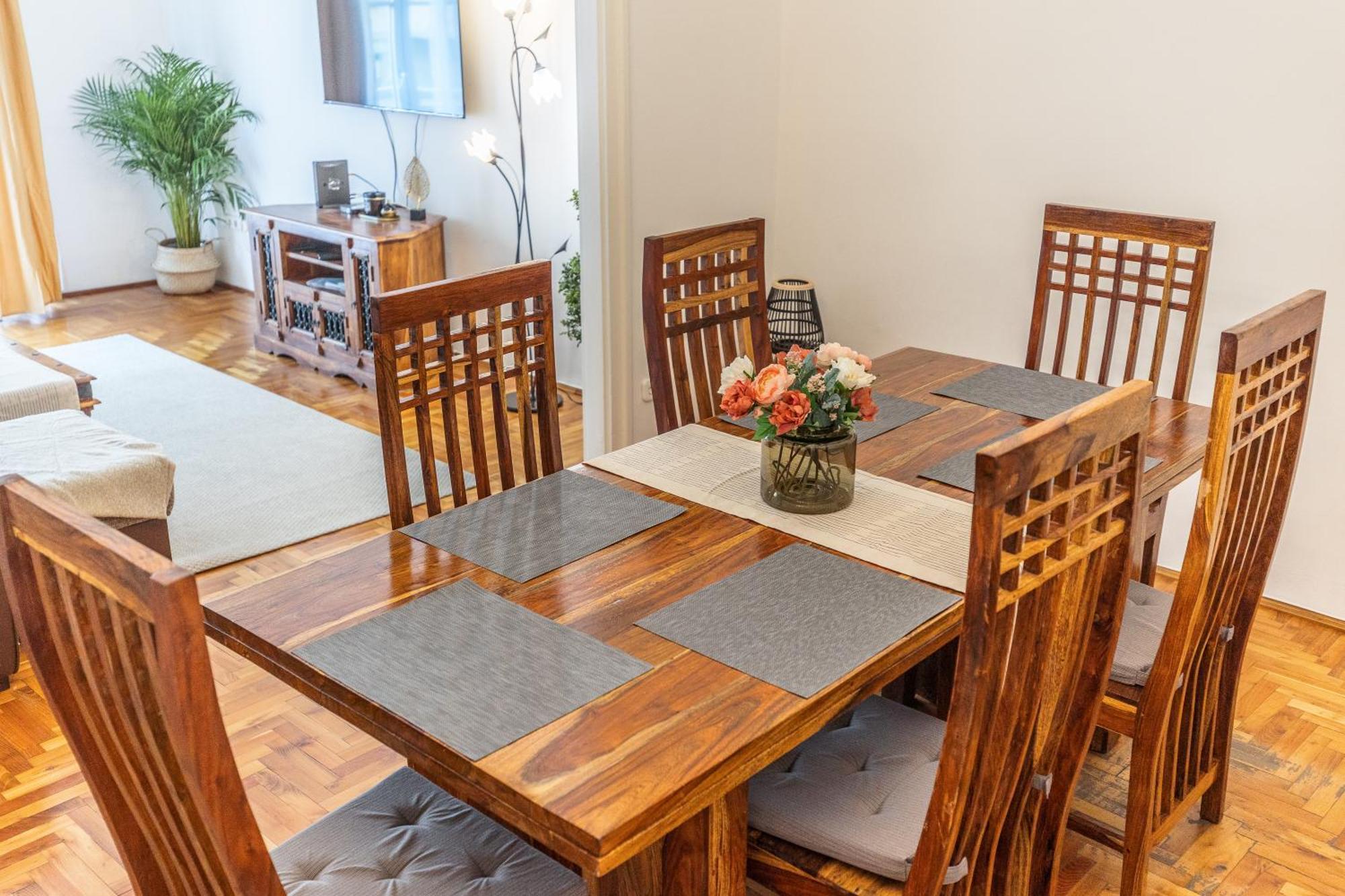 Apartmán Bright & Spacious Riverside With Balcony *
