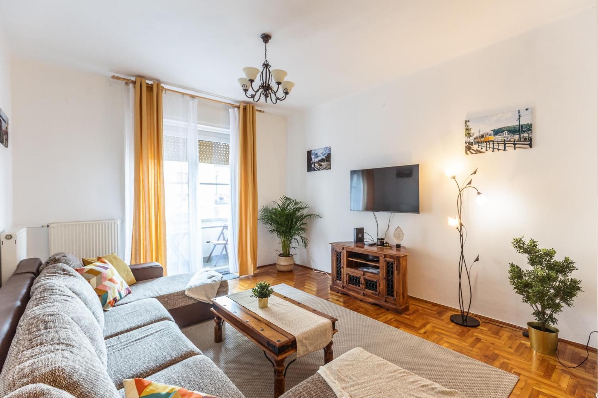 Bright & Spacious Riverside With Balcony Apartmán