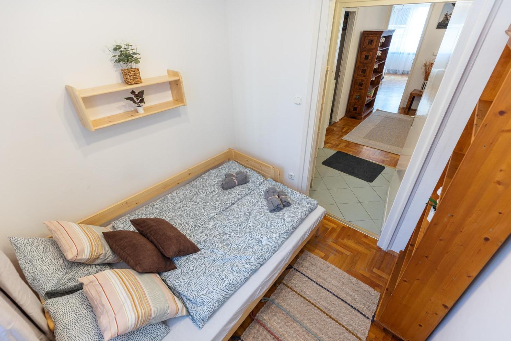 Apartmán Bright & Spacious Riverside With Balcony *