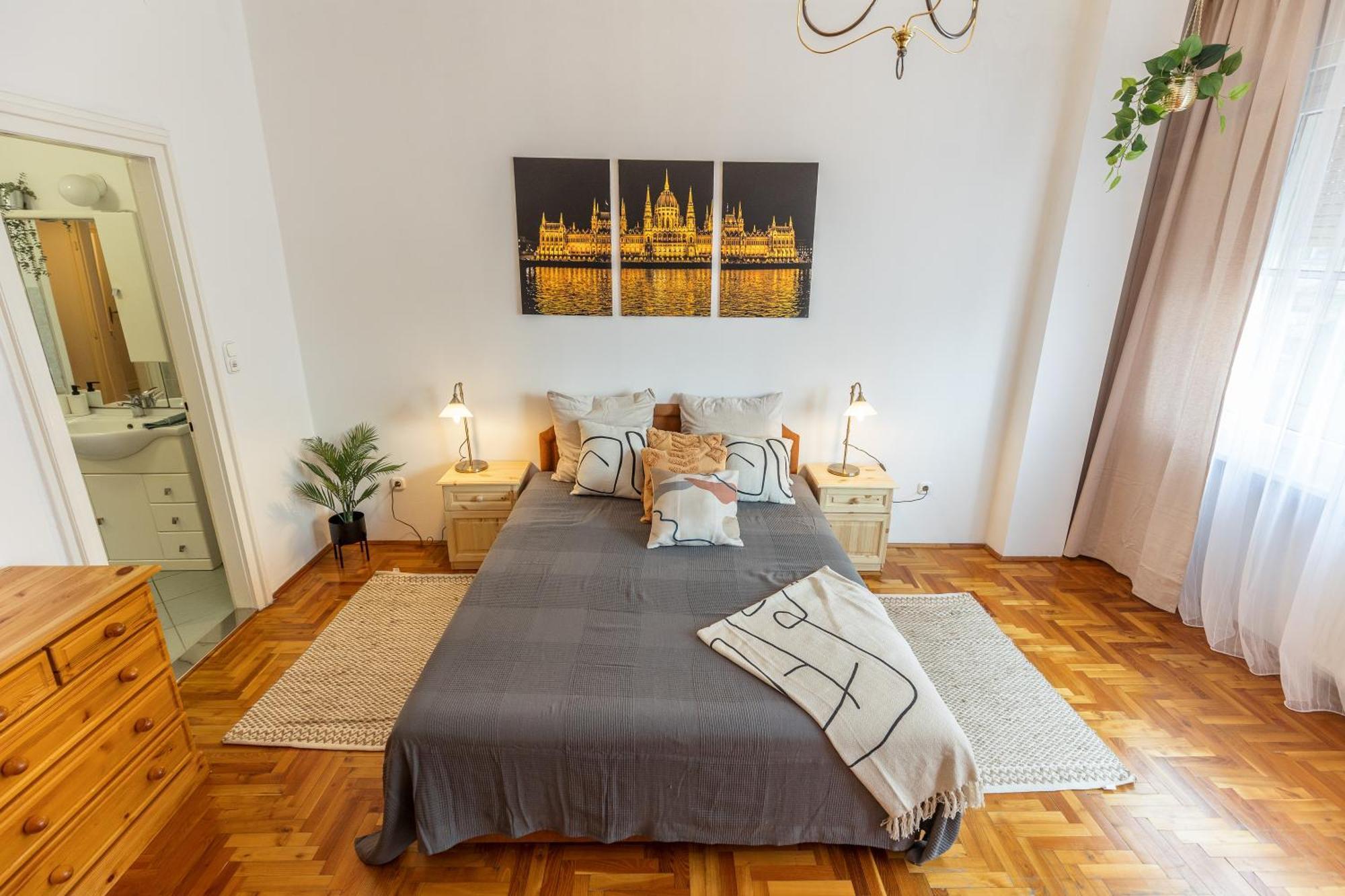 Apartment Bright & Spacious Riverside With Balcony
