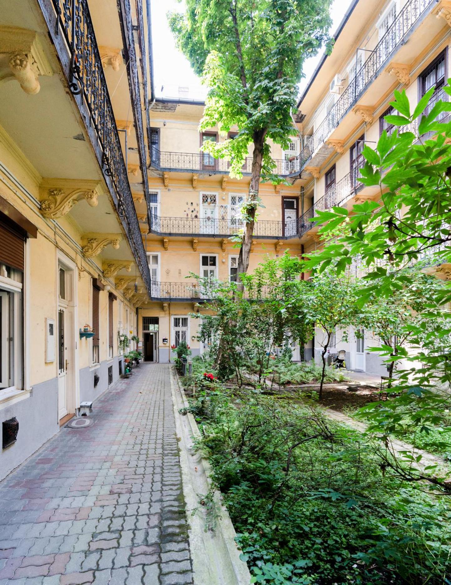 Secret Garden - Free Parking