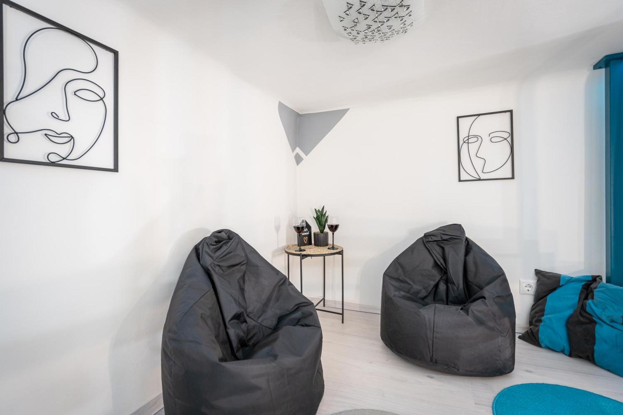 Triangle - Free Parking! Apartment