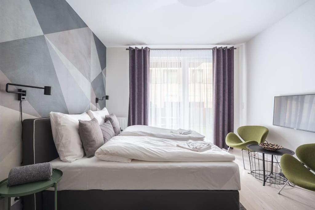 Intimate Ground-floor Hideaway - 011 *