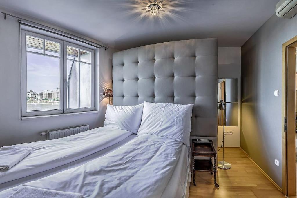 Charming Castle View With Giant Balcony Appartamento Budapest