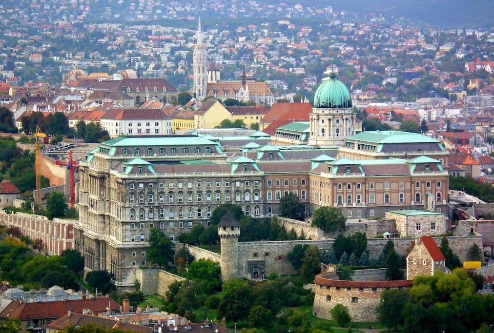 Charming Castle View With Giant Balcony Appartamento Budapest
