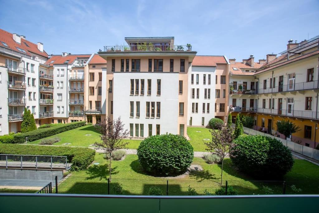 Welcomebudapest-free Parking-near The Danube