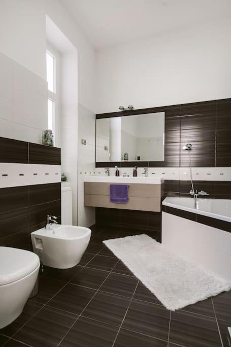 Lovely Purplish Heart Of The Apartamento *