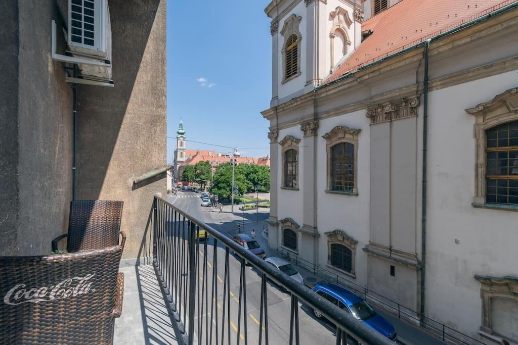 Apartment Castle Charm Apartment/ Ac