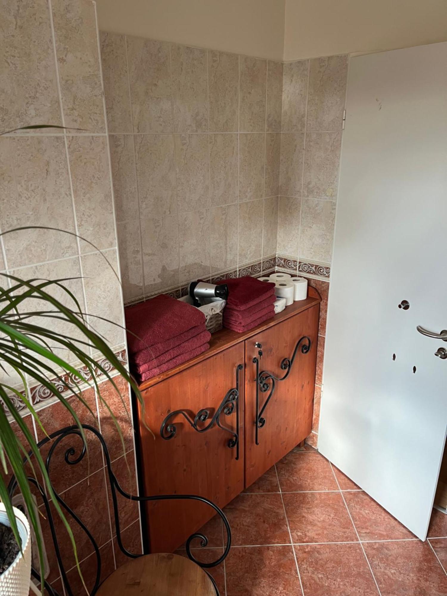 Apartament Kiraly Csaladi Apartman- Royal Family #freegarage