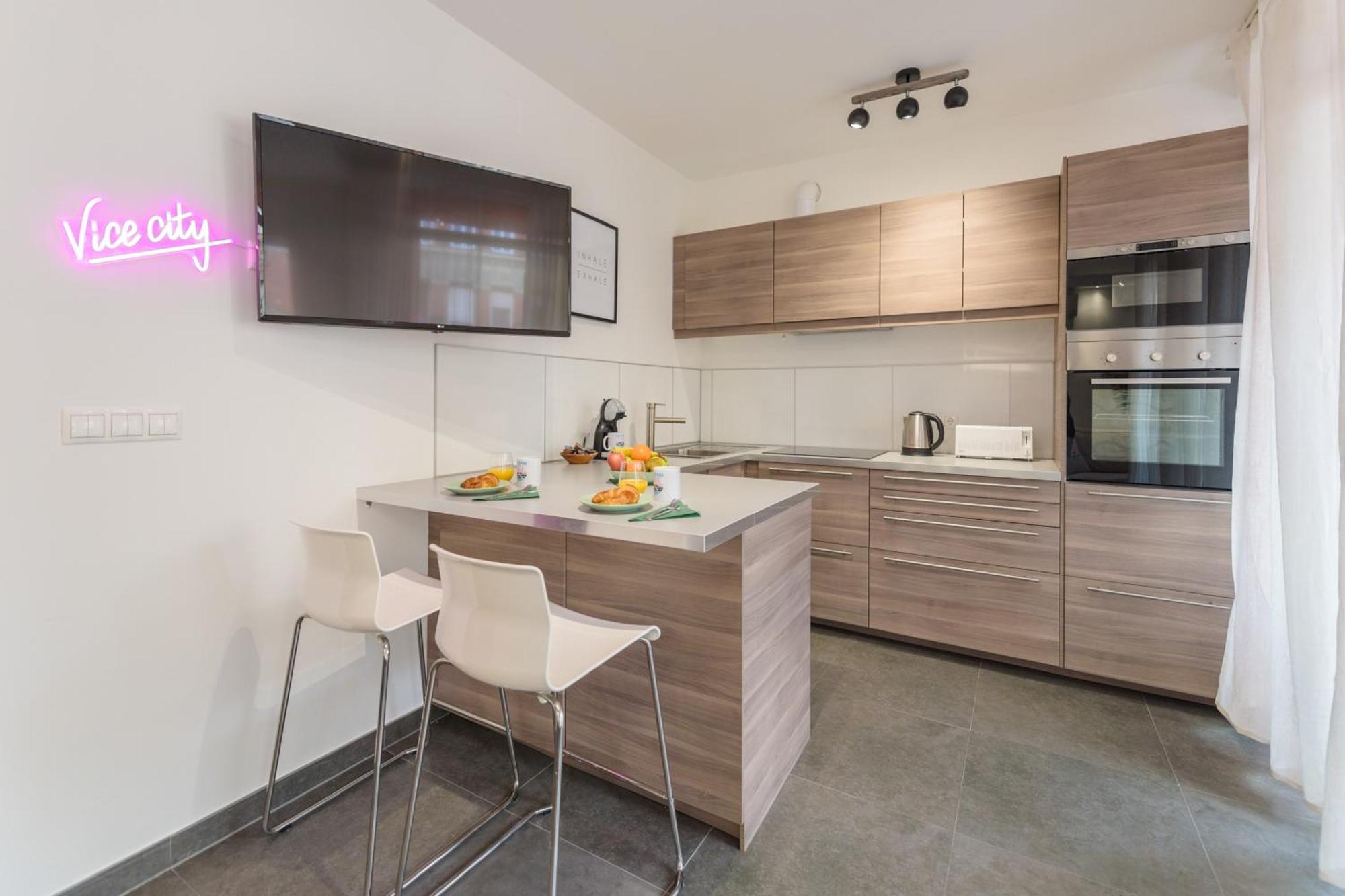 Miami Vice With Balcony Apartment Budapest