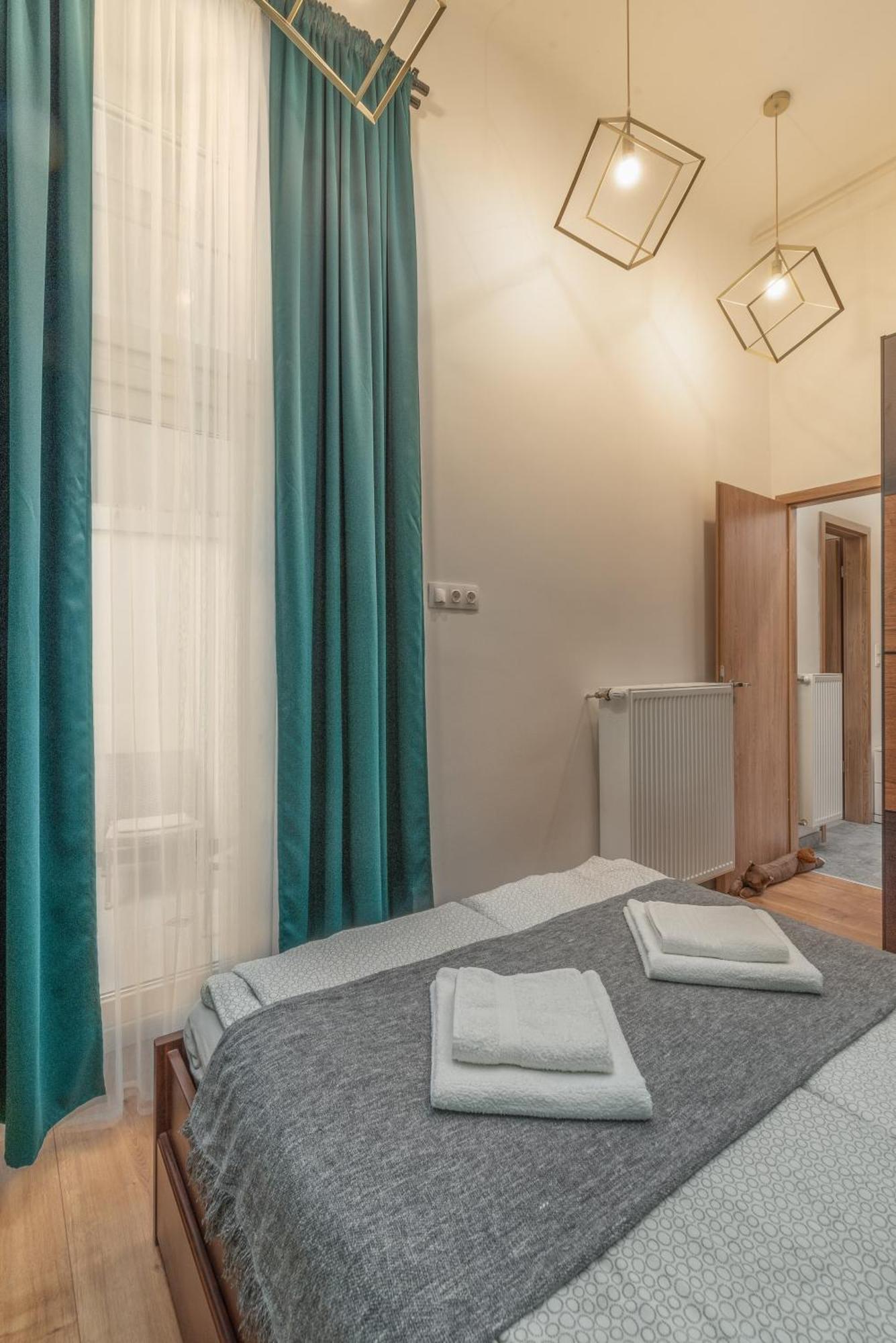 With Private Terrace - Near Gellert Thermal Bath Appartement