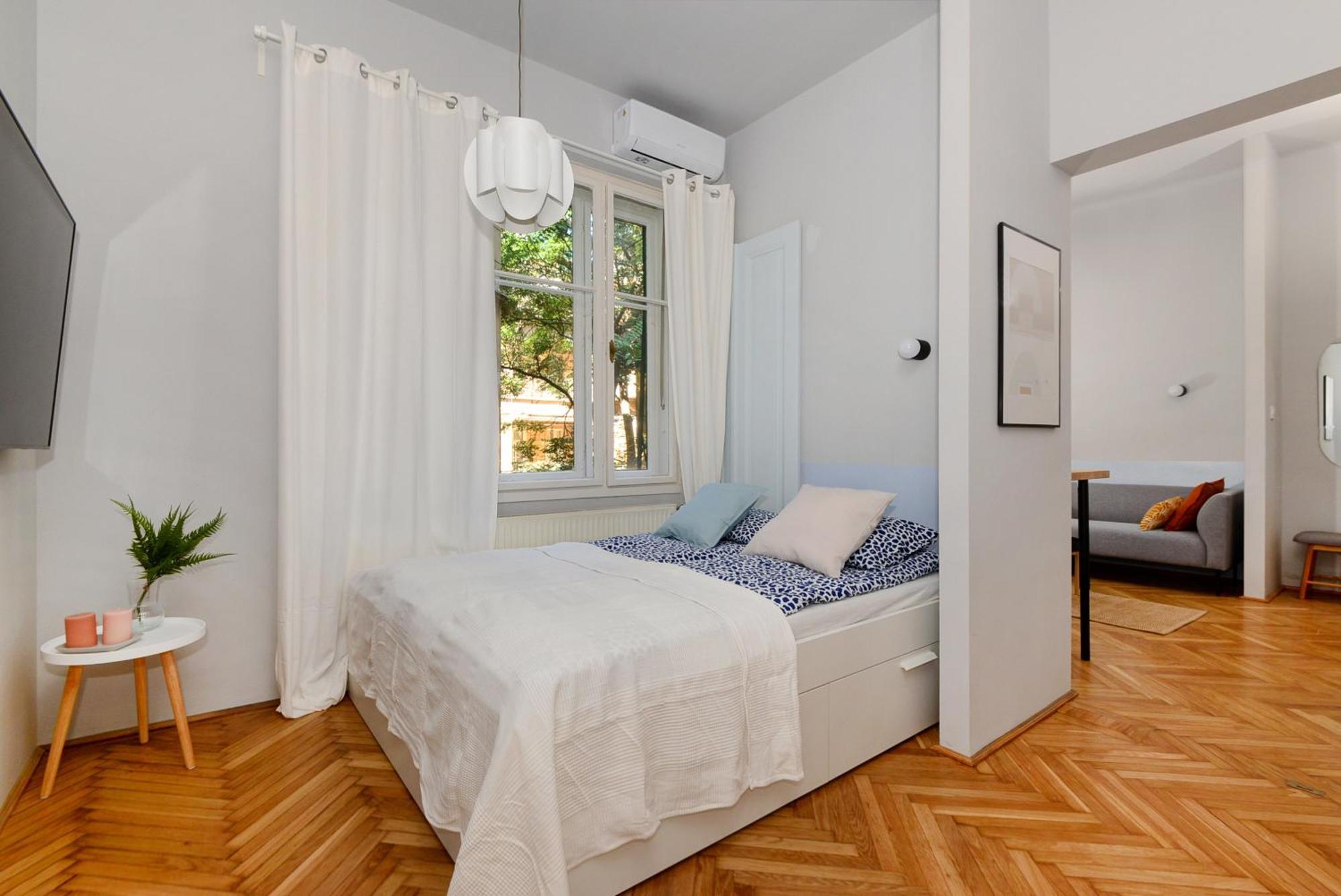 Monochrome Chic R613 Budapest