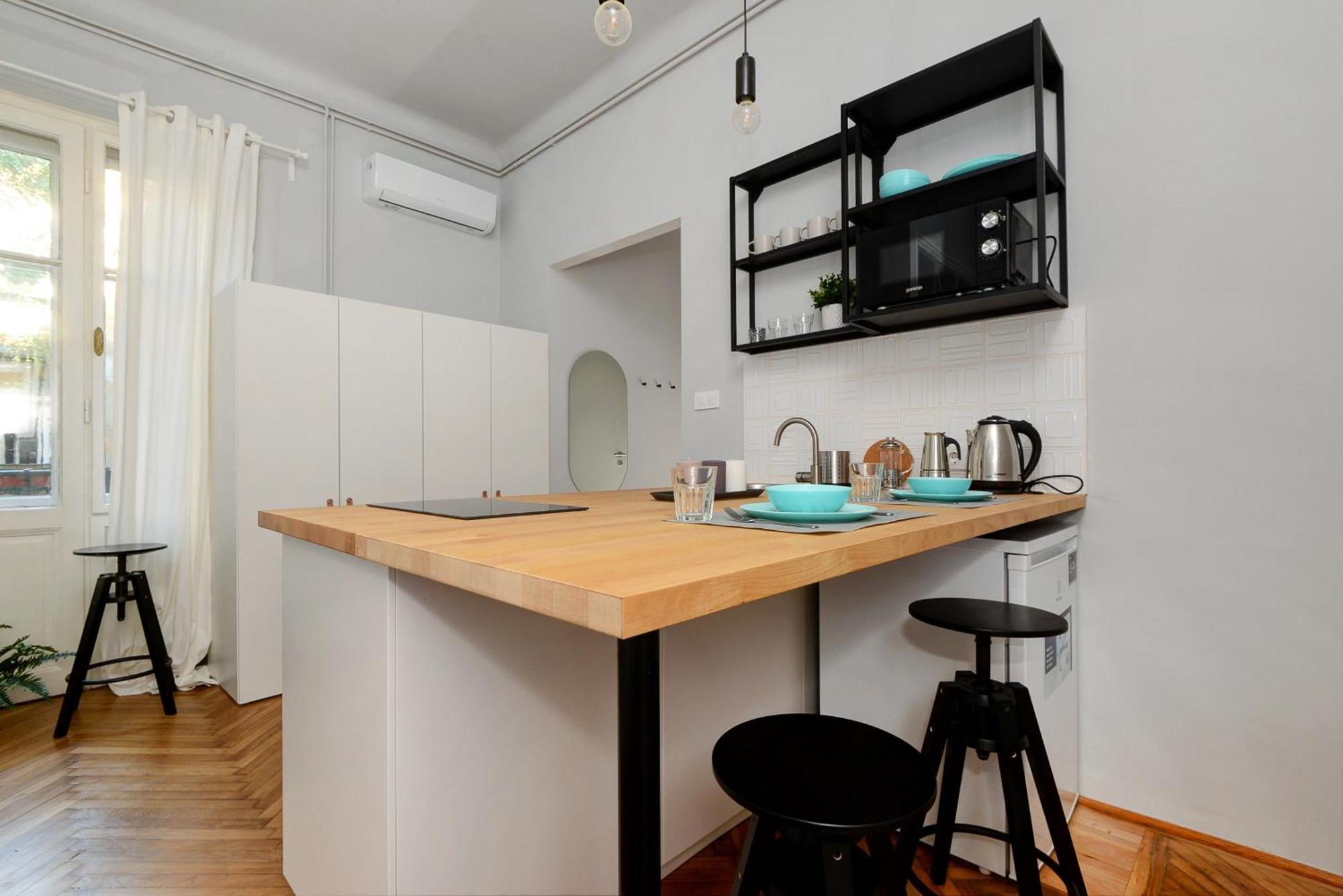 Apartment Monochrome Chic R613