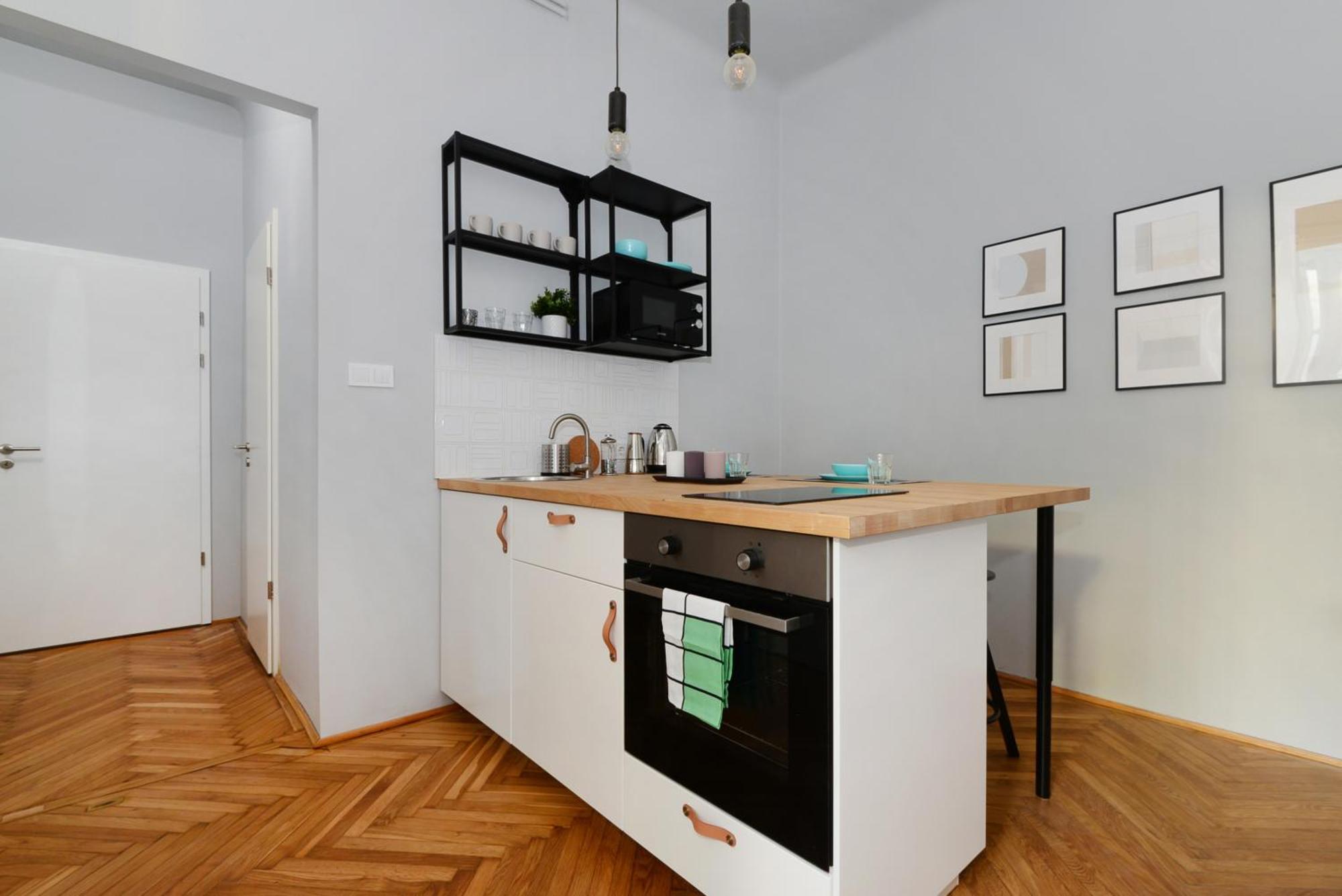 Monochrome Chic R613