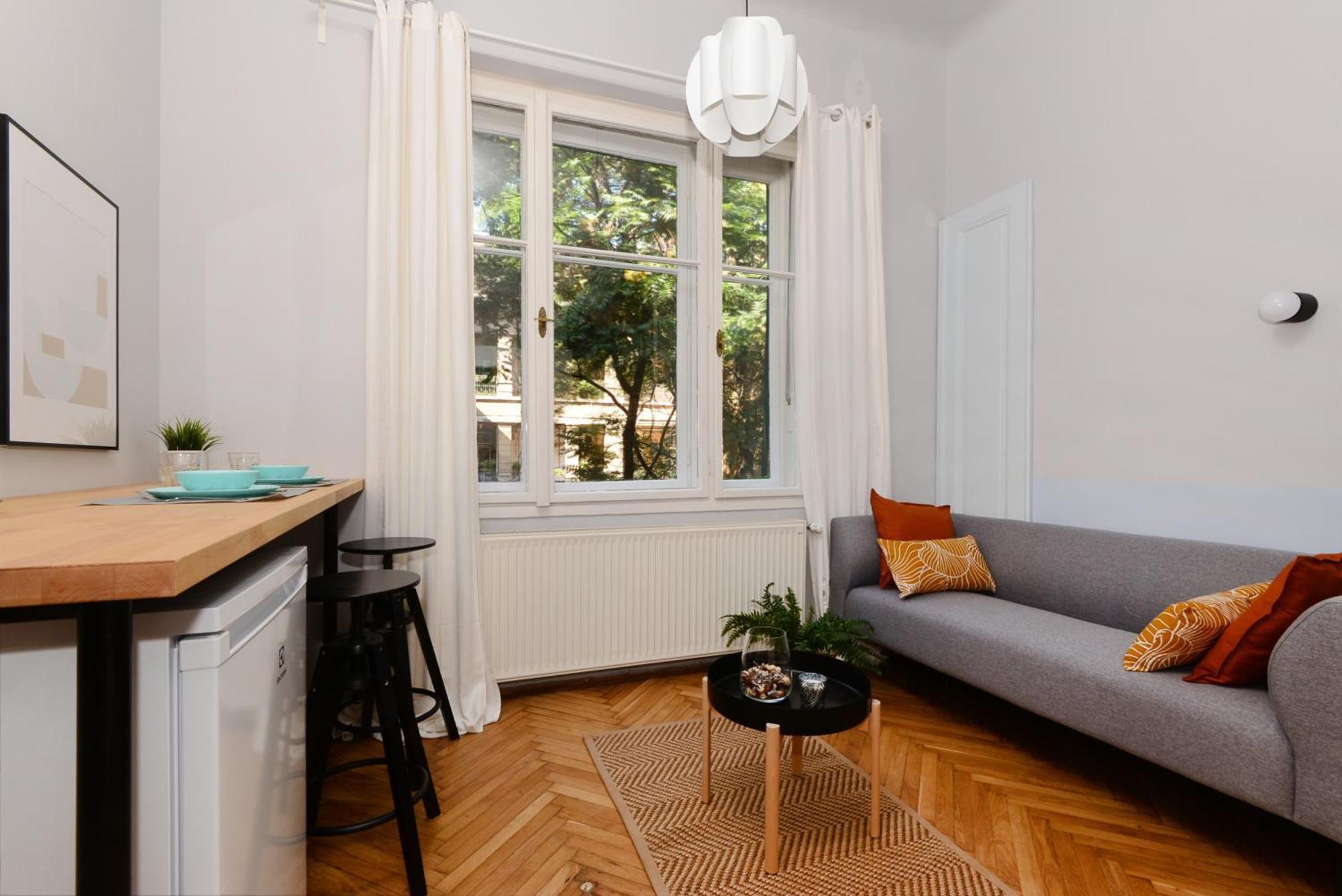 Monochrome Chic R613 * Budapest