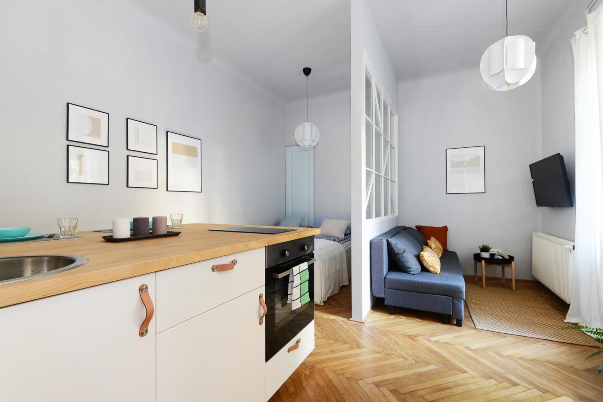 Monochrome Chic R613 Budapest