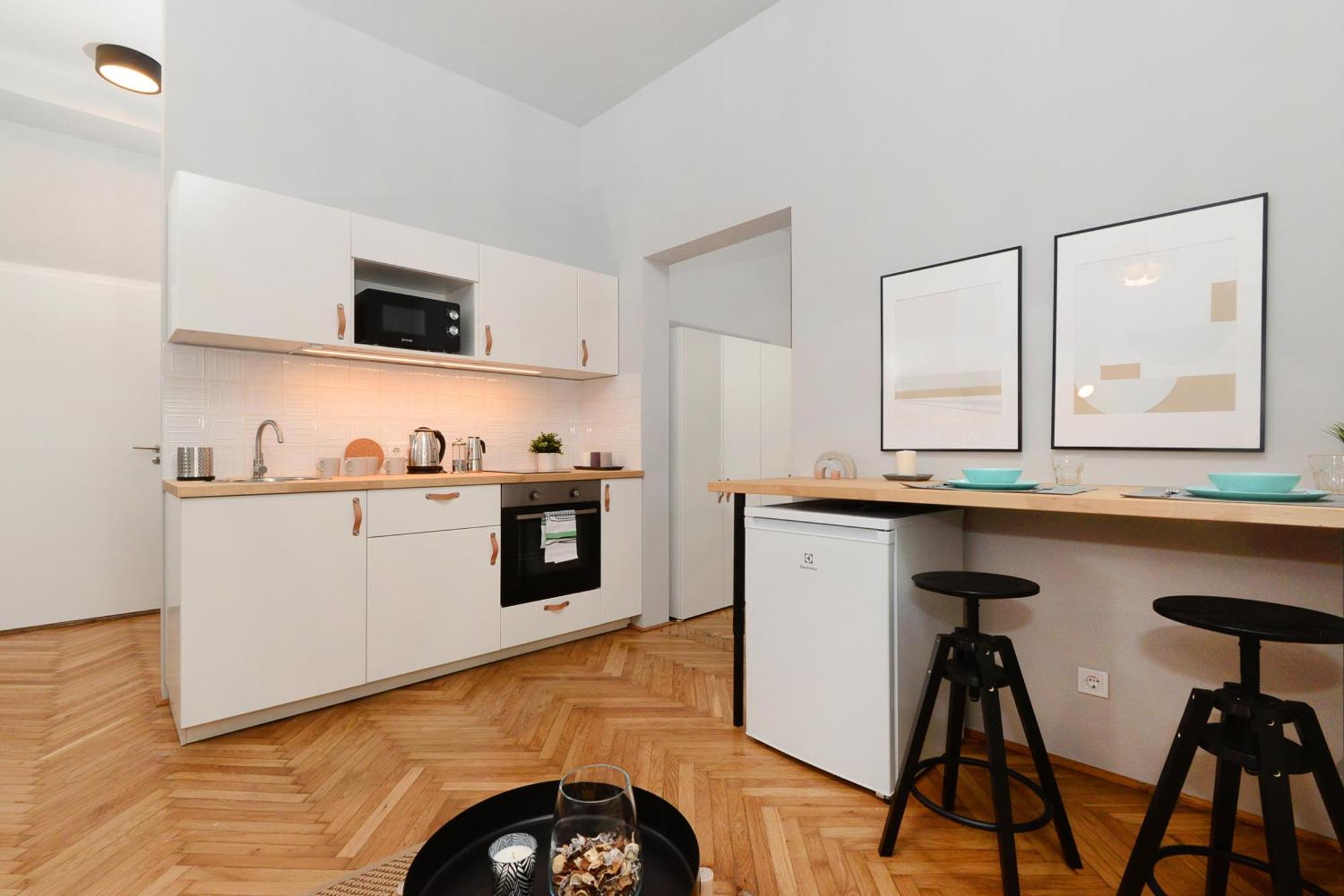 Monochrome Chic R613 * Budapest