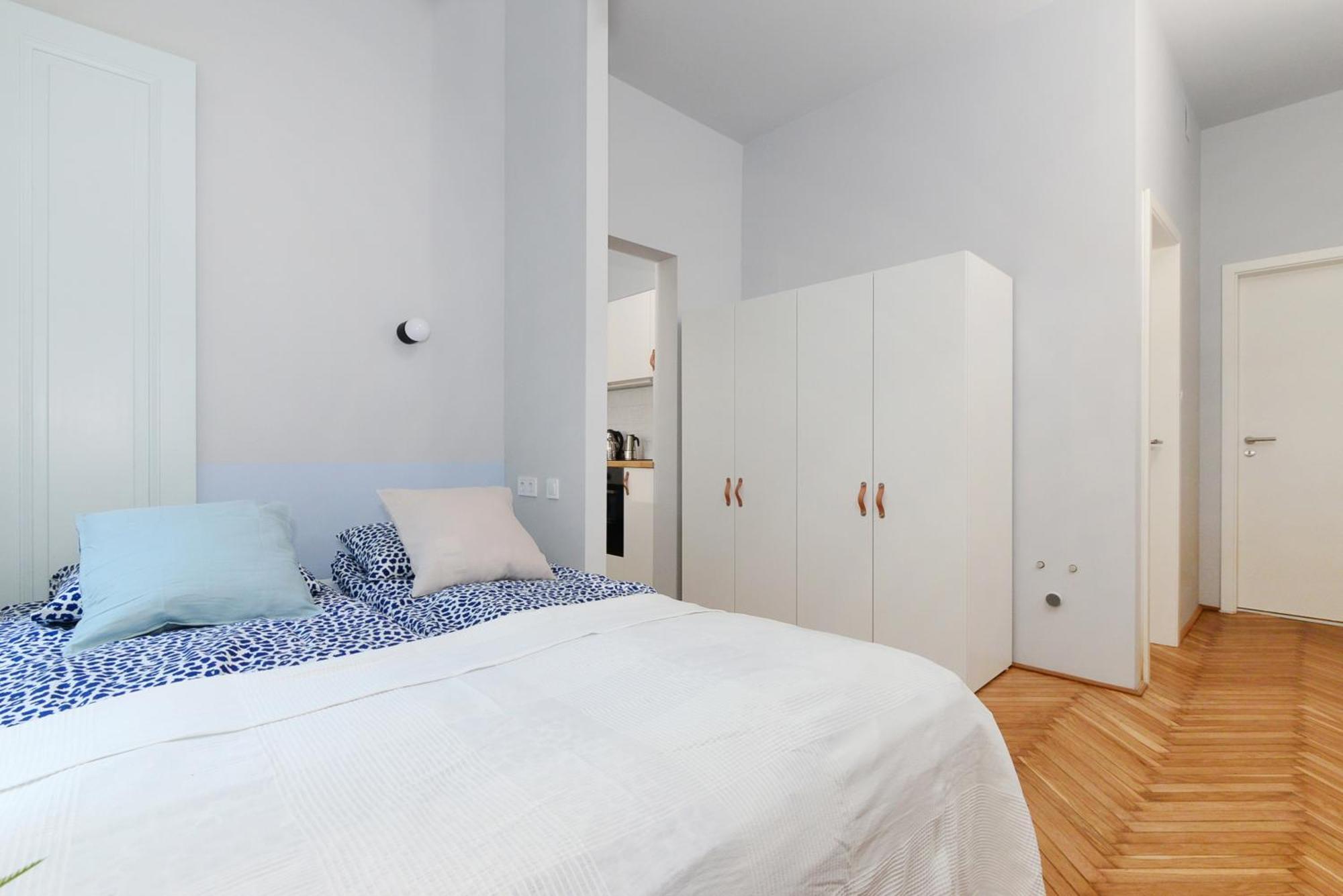 Monochrome Chic R613 Budapest
