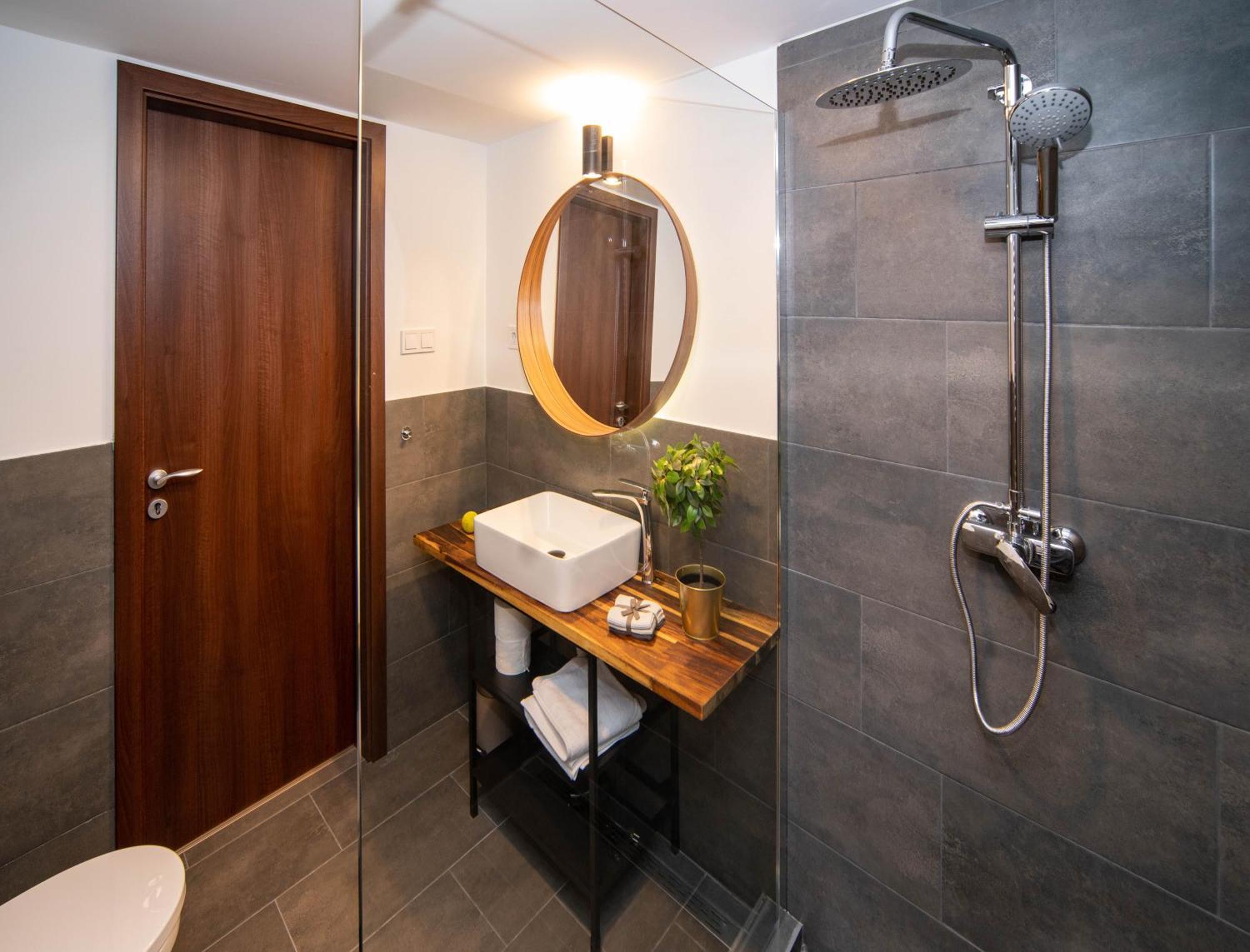 Free Parking -corvin Palace Residence-3bdrm,6ppl,wifi,ac *