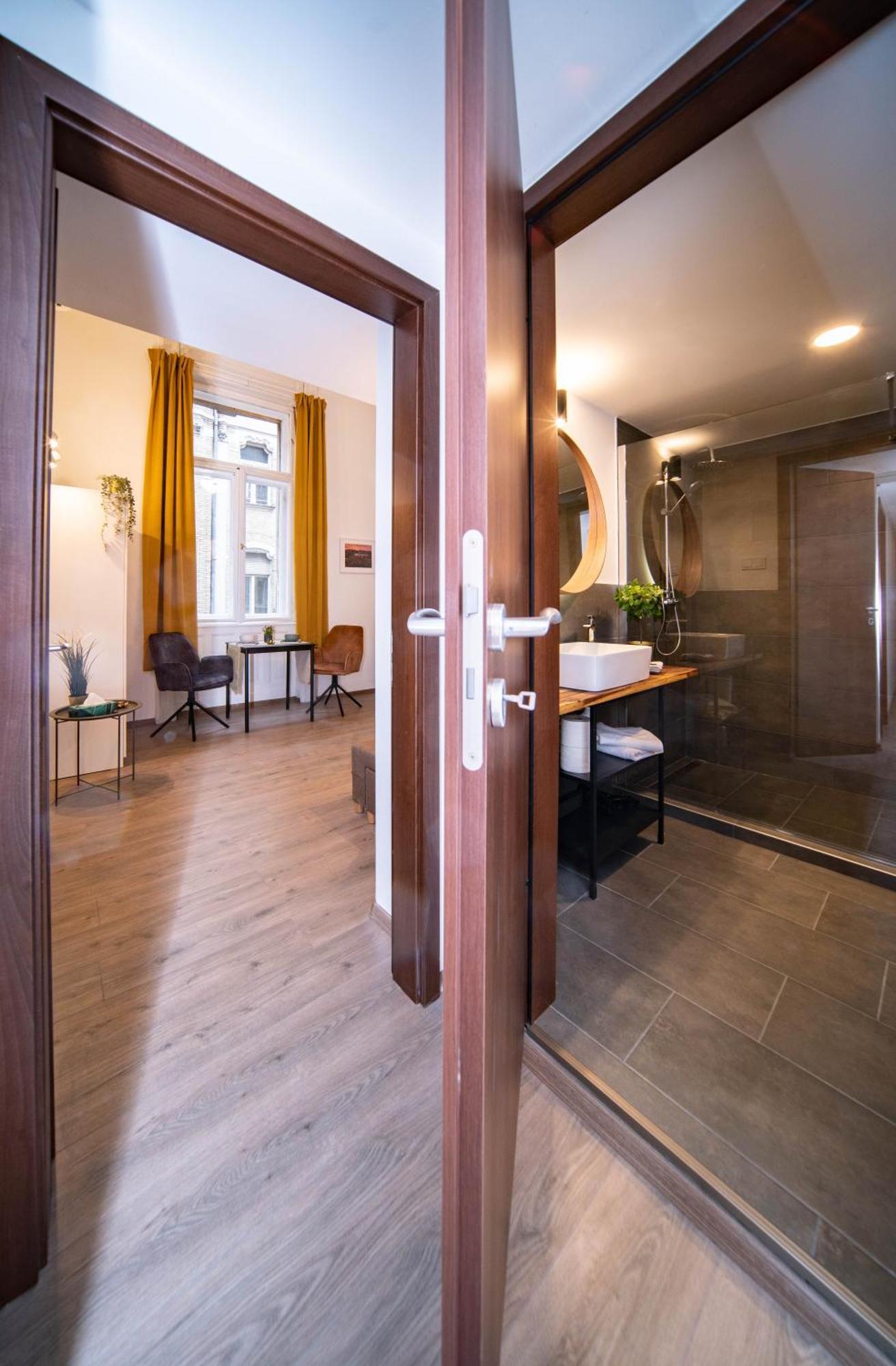 Free Parking -corvin Palace Residence-3bdrm,6ppl,wifi,ac