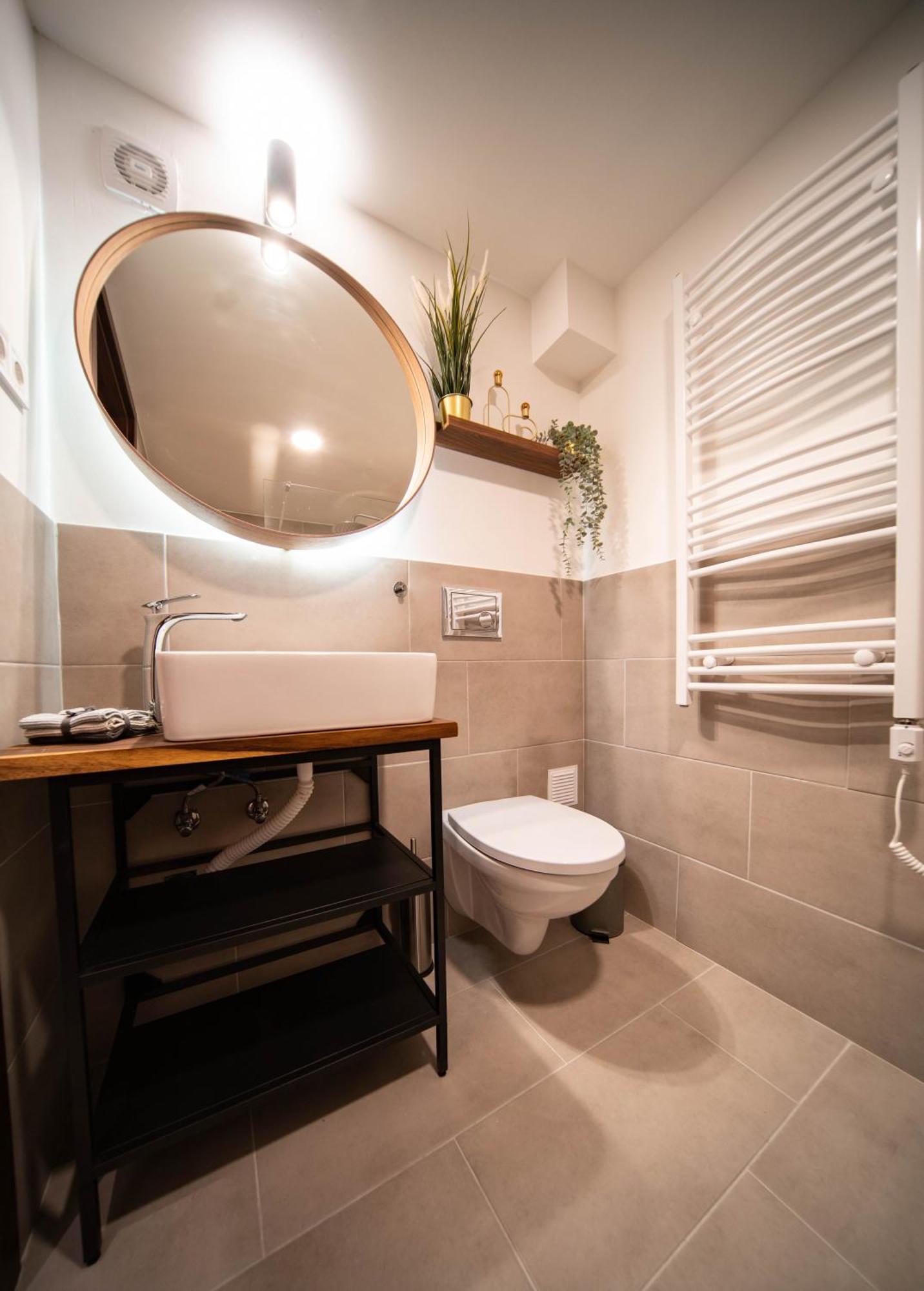 Free Parking -corvin Palace Residence-3bdrm,6ppl,wifi,ac