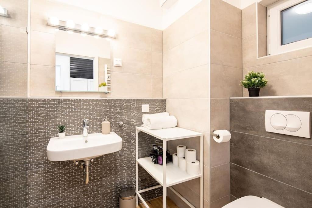 Apartamento Marone 209 ~ Ac/balcony/indoor Parking *