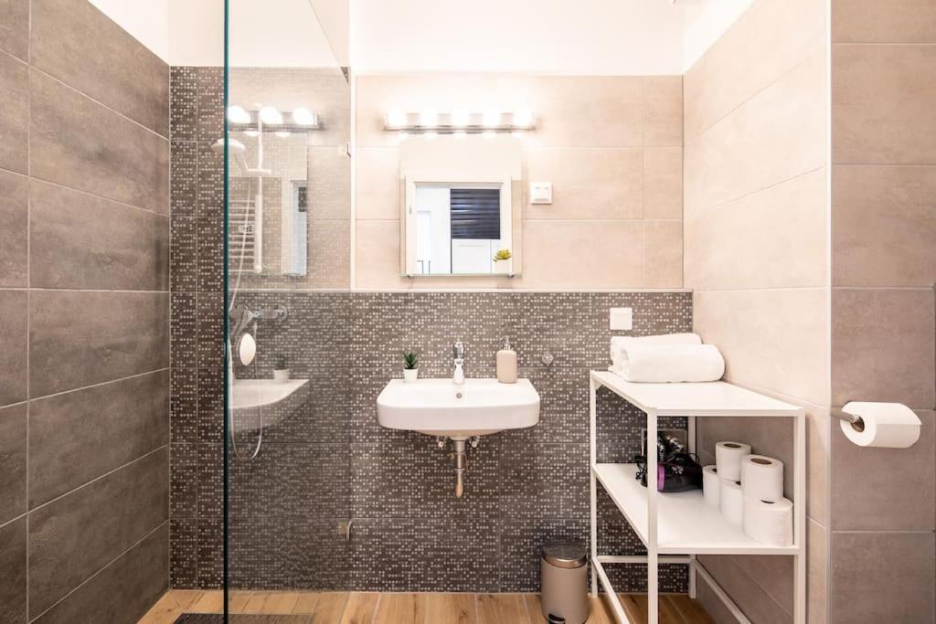 Marone 209 ~ Ac/balcony/indoor Parking * Budapest