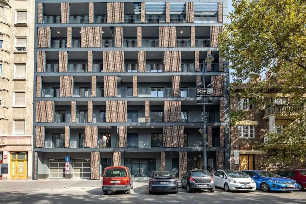 Apartamento Marone 209 ~ Ac/balcony/indoor Parking *