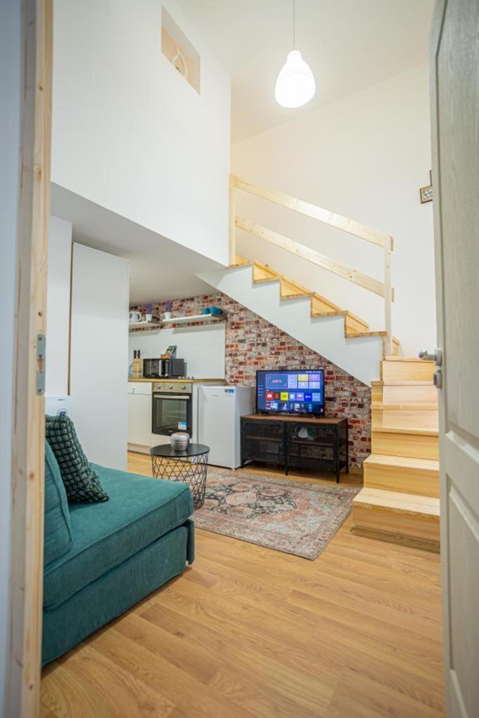 Apartment Cosy Gallery Flat In Akacfa St. *