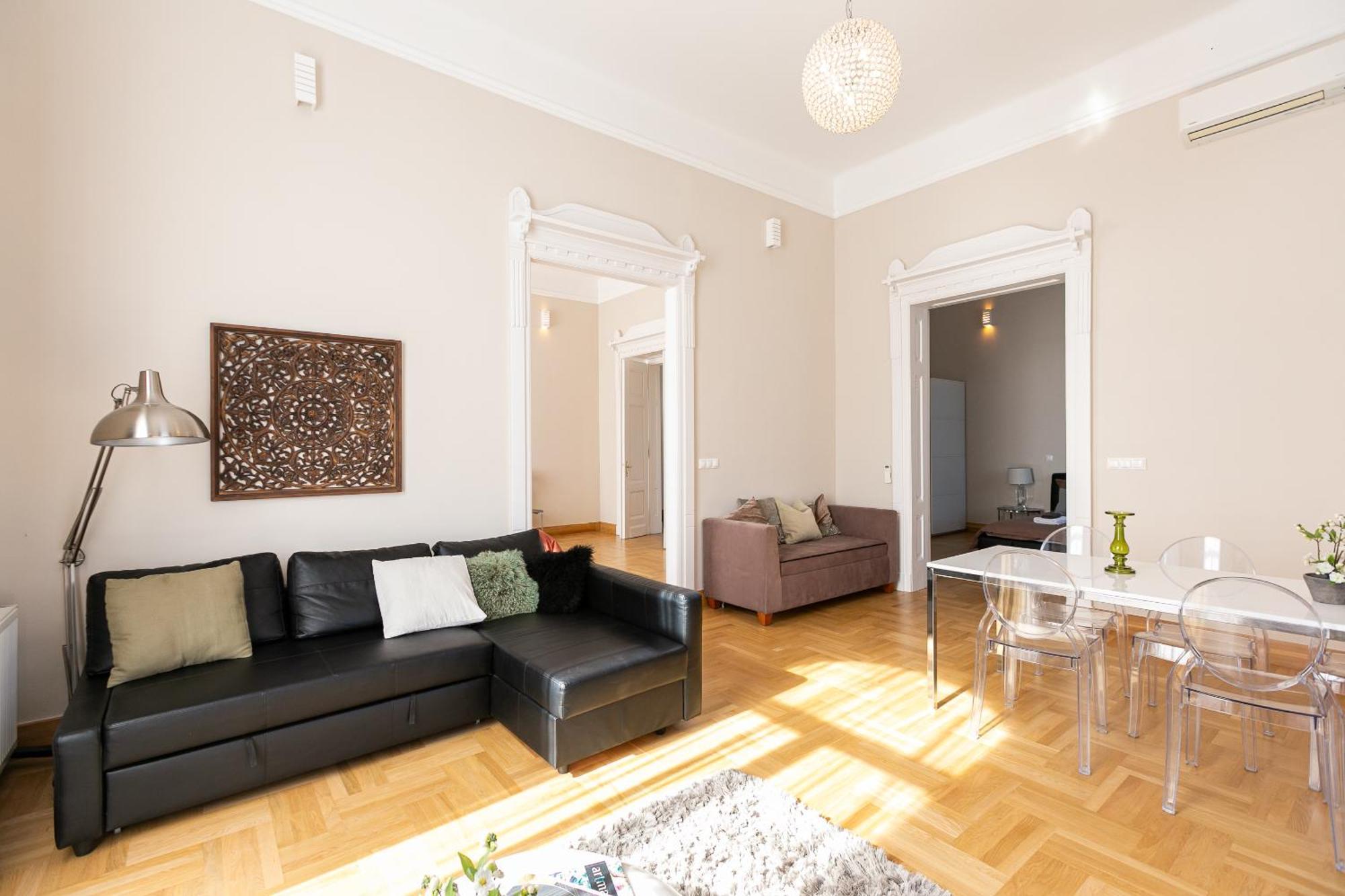 Apartmán Bakats Ter With Balcony Overlooking Church Square