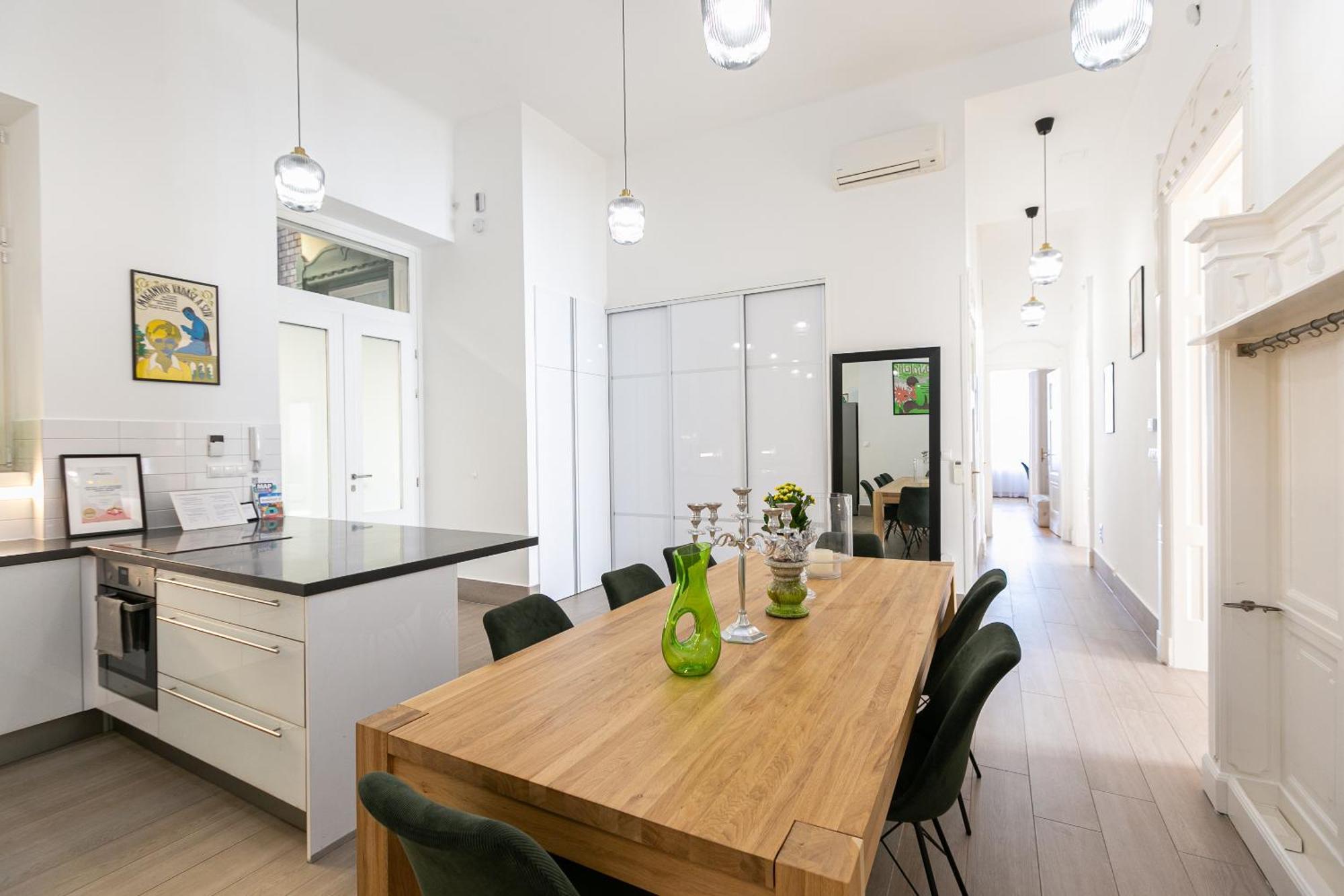 Bakats Ter With Balcony Overlooking Church Square Apartmán *