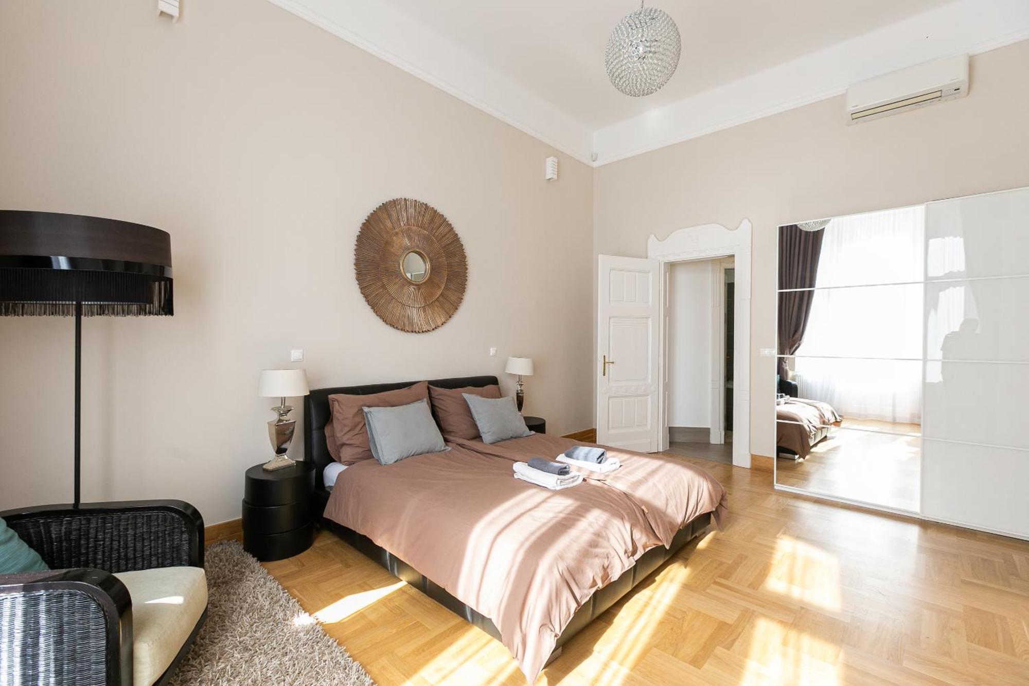 Bakats Ter With Balcony Overlooking Church Square Apartmán Budapest