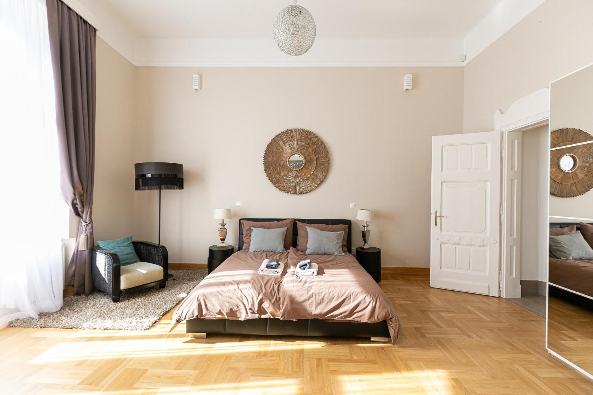 Apartmán Bakats Ter With Balcony Overlooking Church Square *