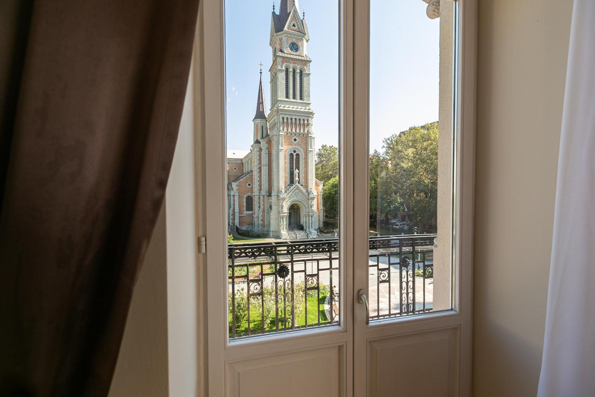 Apartmán Bakats Ter With Balcony Overlooking Church Square *