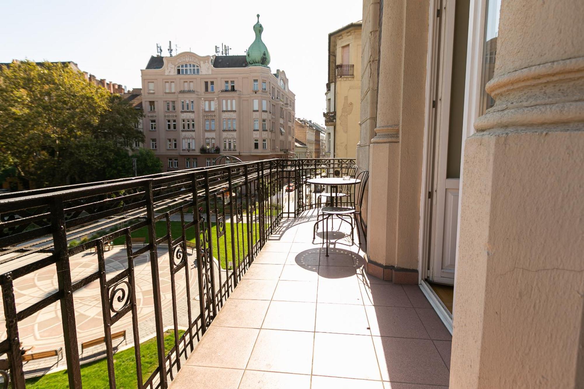 Bakats Ter With Balcony Overlooking Church Square Apartmán Budapest