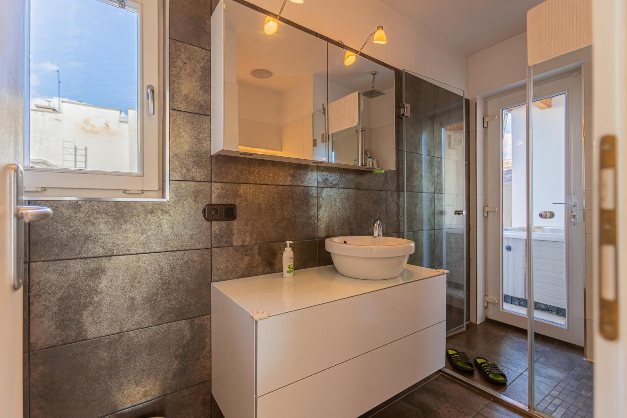 Modern Penthouse Private Terrace Jacuzzi * Budapest