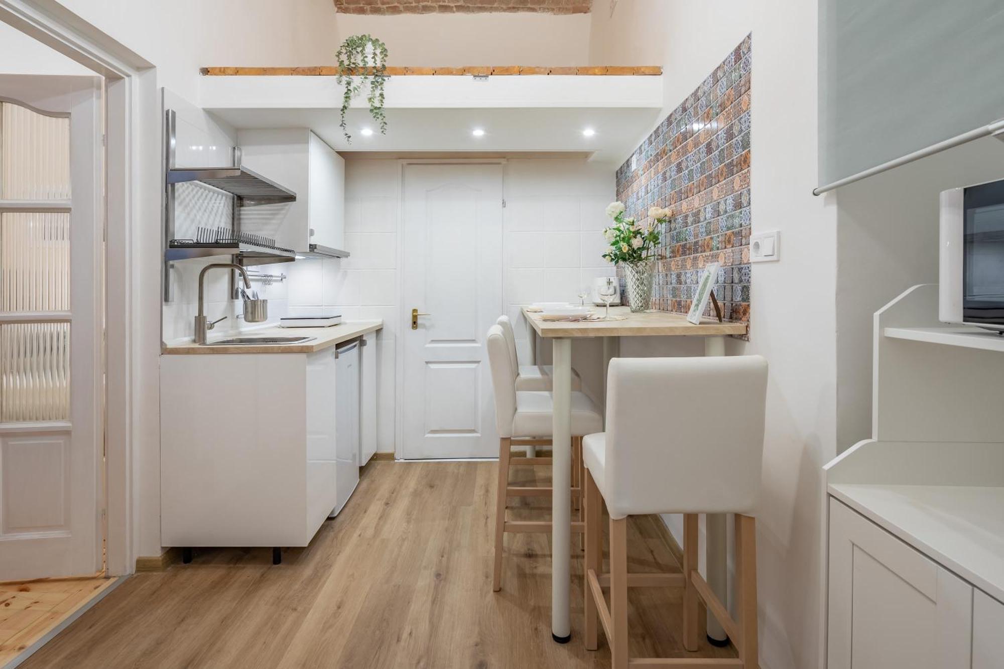 Excellent Location, Cozy *