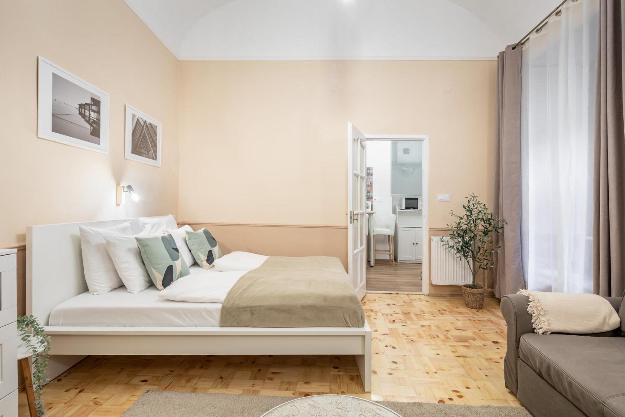 Excellent Location, Cozy *