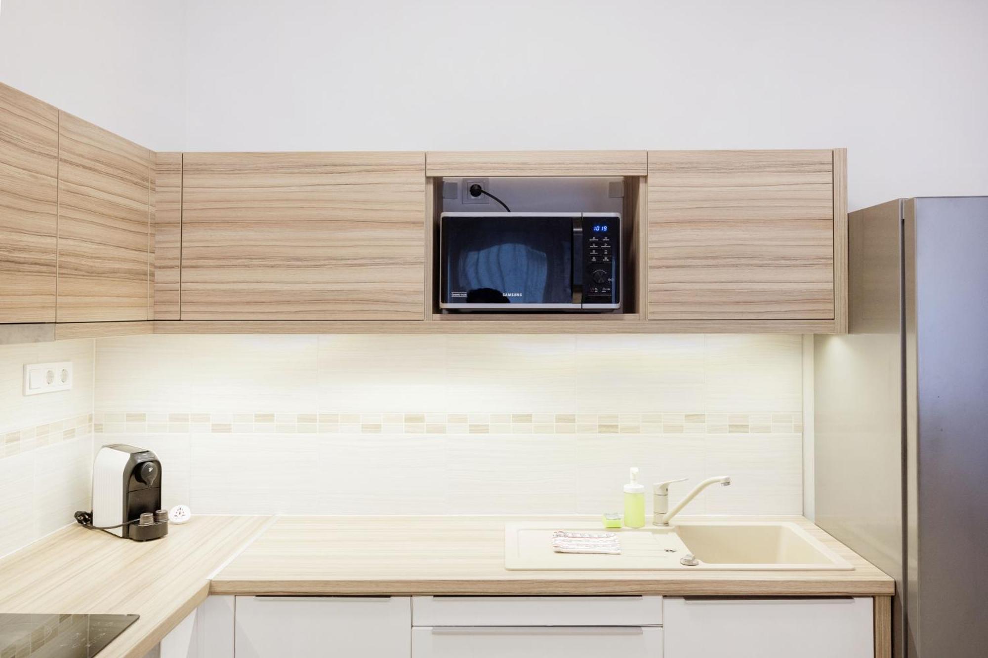 The Chic Crib With Balcony Apartman