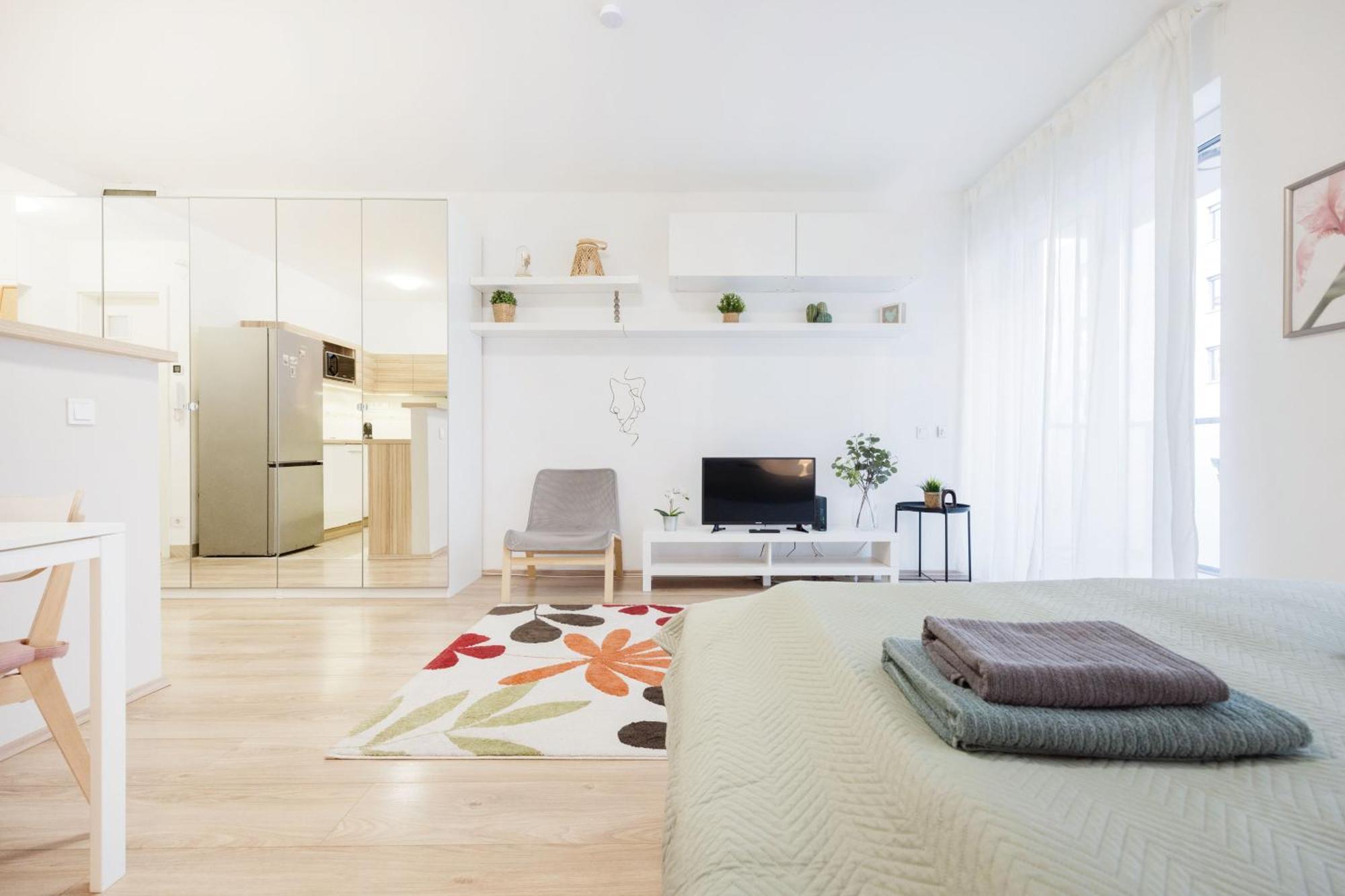 The Chic Crib With Balcony Apartman *