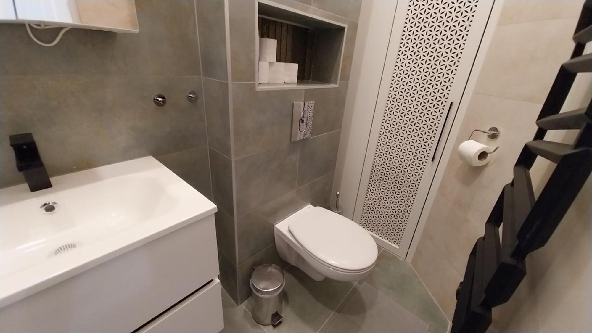 Szekely Near Deak Ferenc Square With Free Parking In Garage Budapest