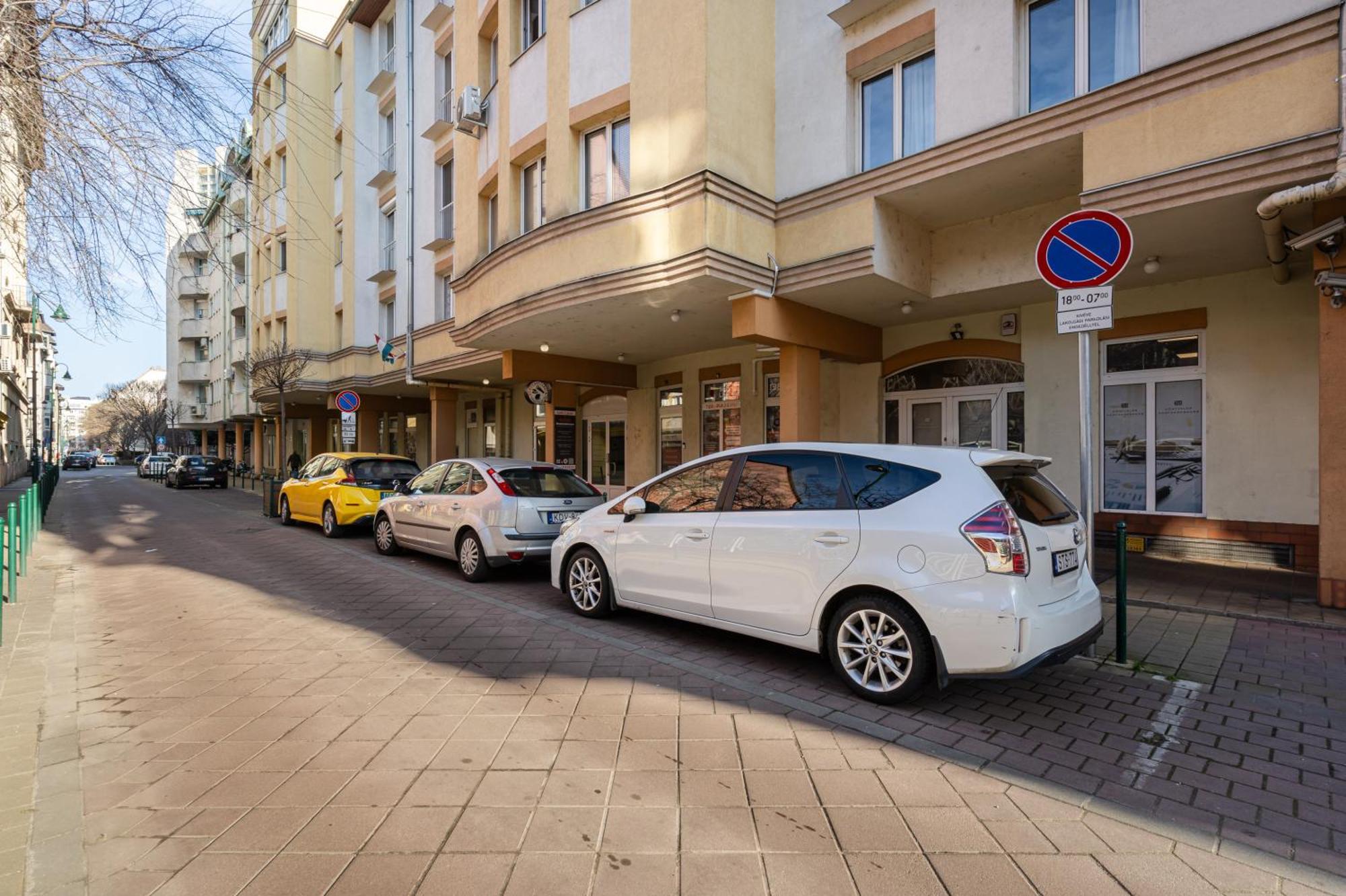 Eclipse Elegance * Budapest