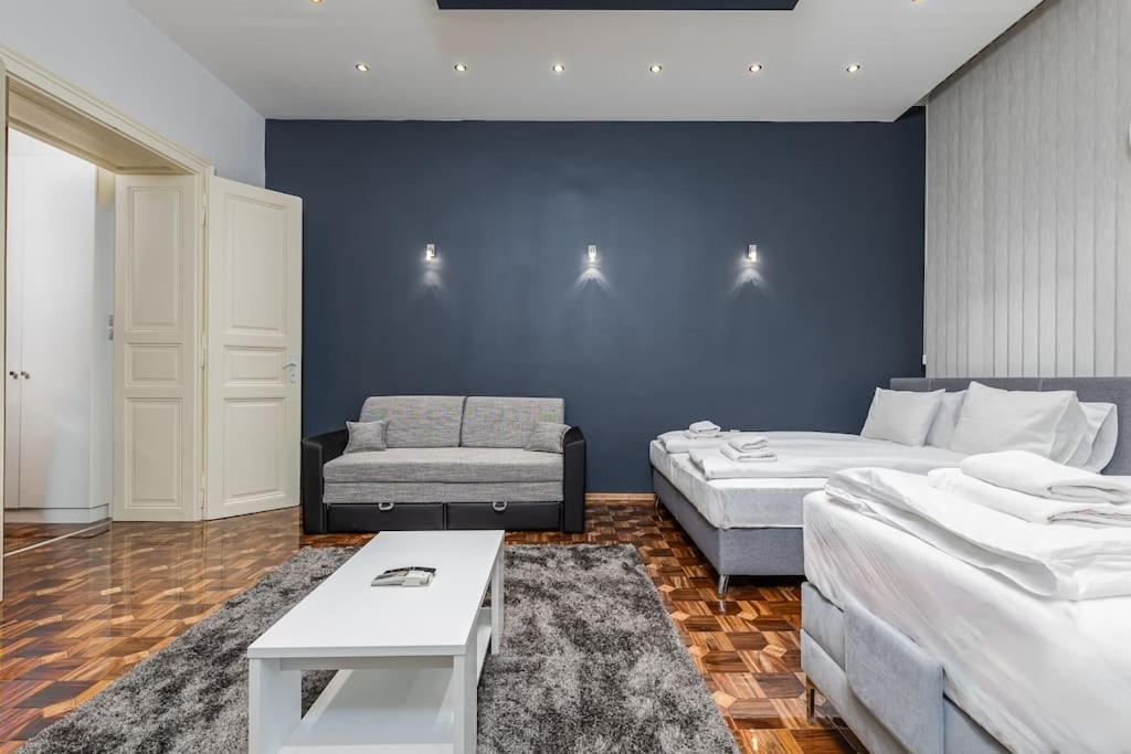 Apartment Bold Base *