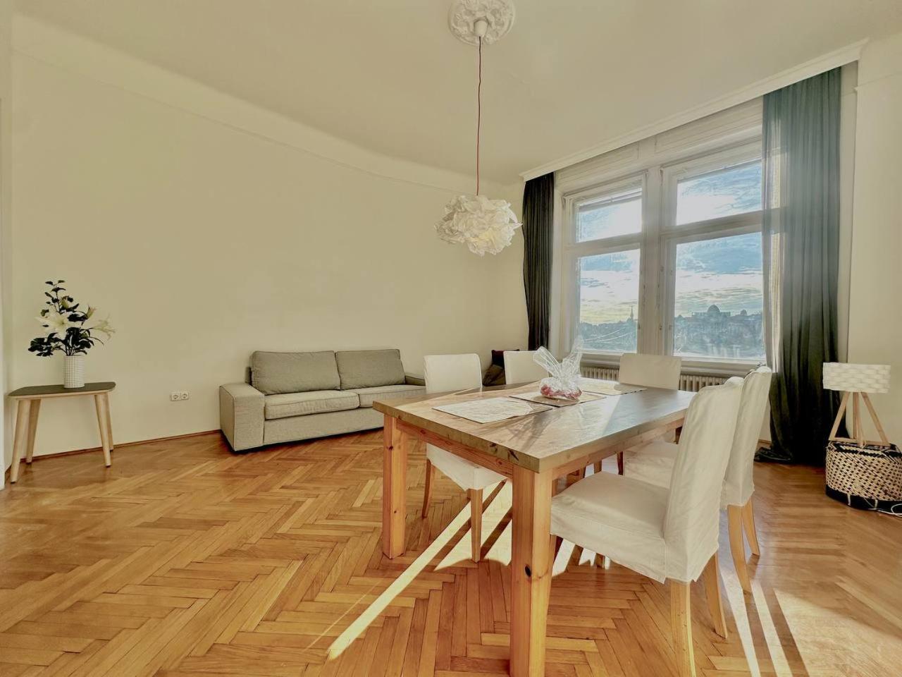 Danube View In Center-prime Location Apartman