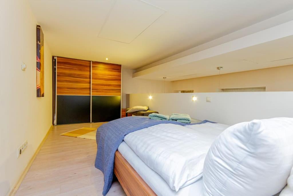 Lejlighed Colorful Cityscape Retreat By Nw Budapest