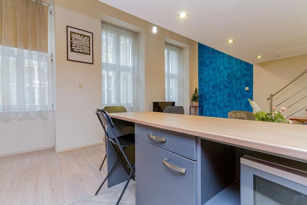 Colorful Cityscape Retreat By Nw Appartement