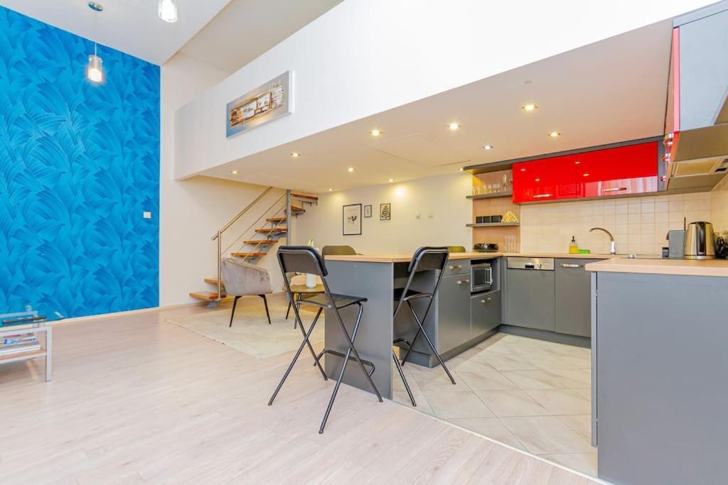 Apartment Colorful Cityscape Retreat By Nw *