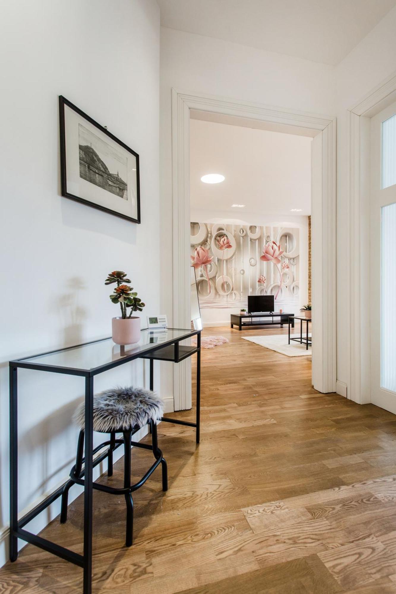 Luxurious Danubeside For 4 Budapest